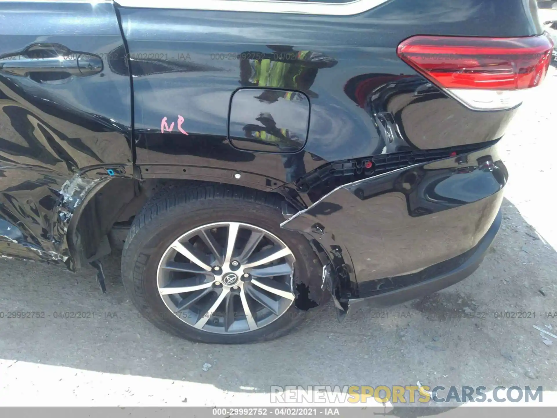 13 Photograph of a damaged car 5TDKZRFH0KS560102 TOYOTA HIGHLANDER 2019