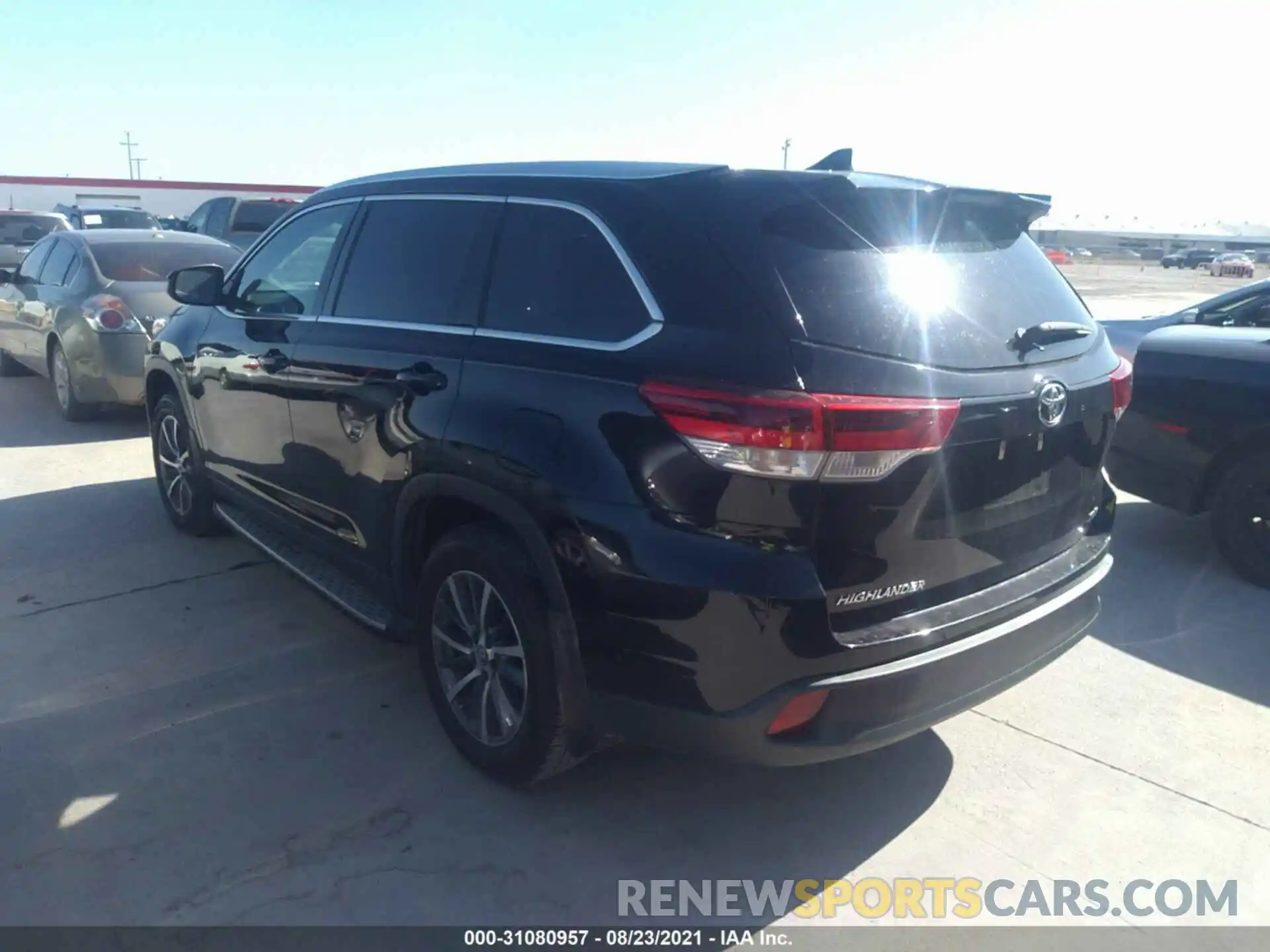 3 Photograph of a damaged car 5TDKZRFH0KS560763 TOYOTA HIGHLANDER 2019