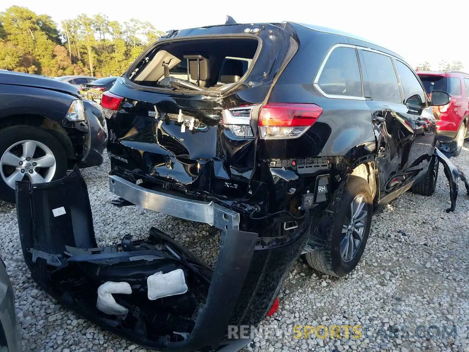 4 Фотография поврежденного автомобиля 5TDKZRFH0KS561556 TOYOTA HIGHLANDER 2019