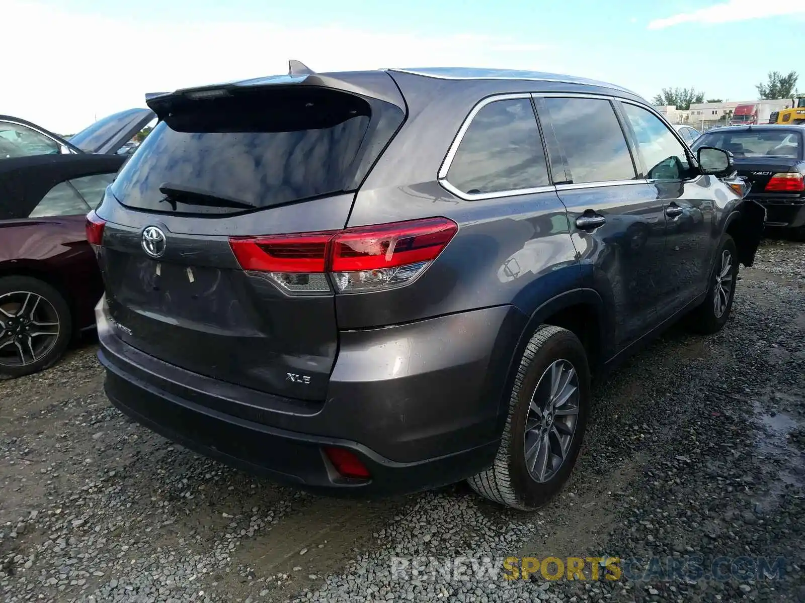 4 Photograph of a damaged car 5TDKZRFH0KS562044 TOYOTA HIGHLANDER 2019