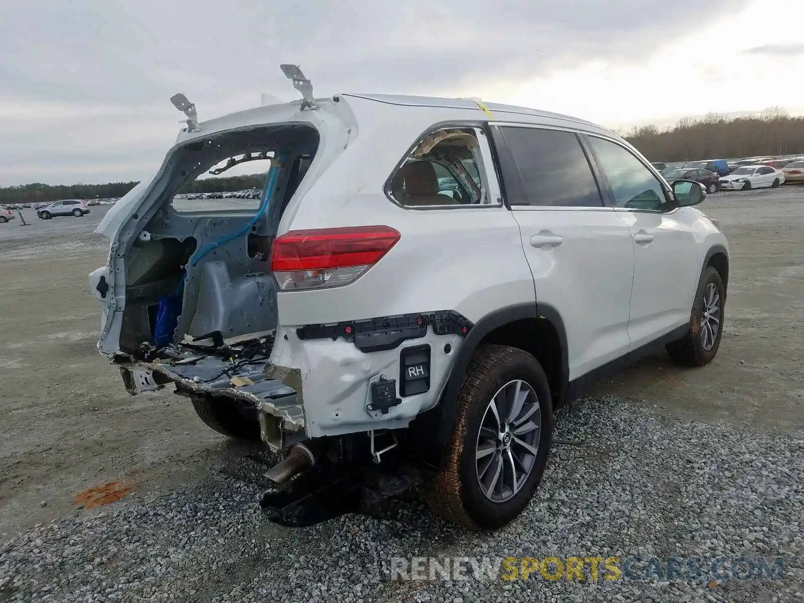 4 Photograph of a damaged car 5TDKZRFH0KS562402 TOYOTA HIGHLANDER 2019