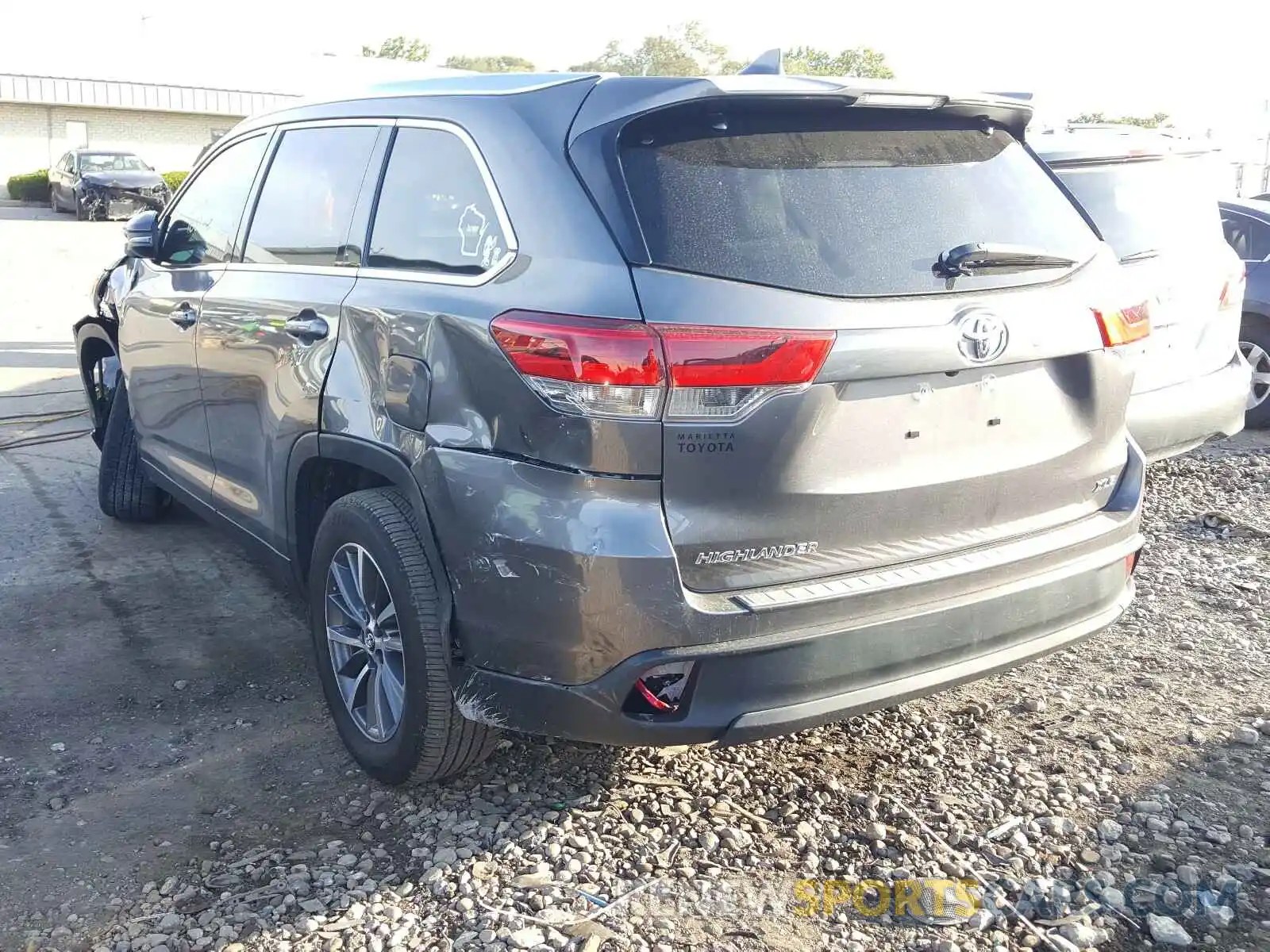 3 Photograph of a damaged car 5TDKZRFH0KS562870 TOYOTA HIGHLANDER 2019