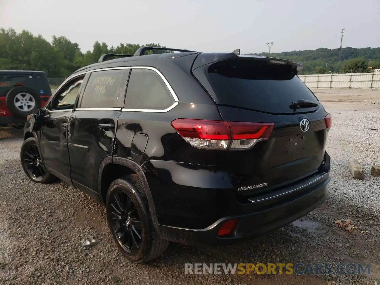 3 Photograph of a damaged car 5TDKZRFH0KS564618 TOYOTA HIGHLANDER 2019