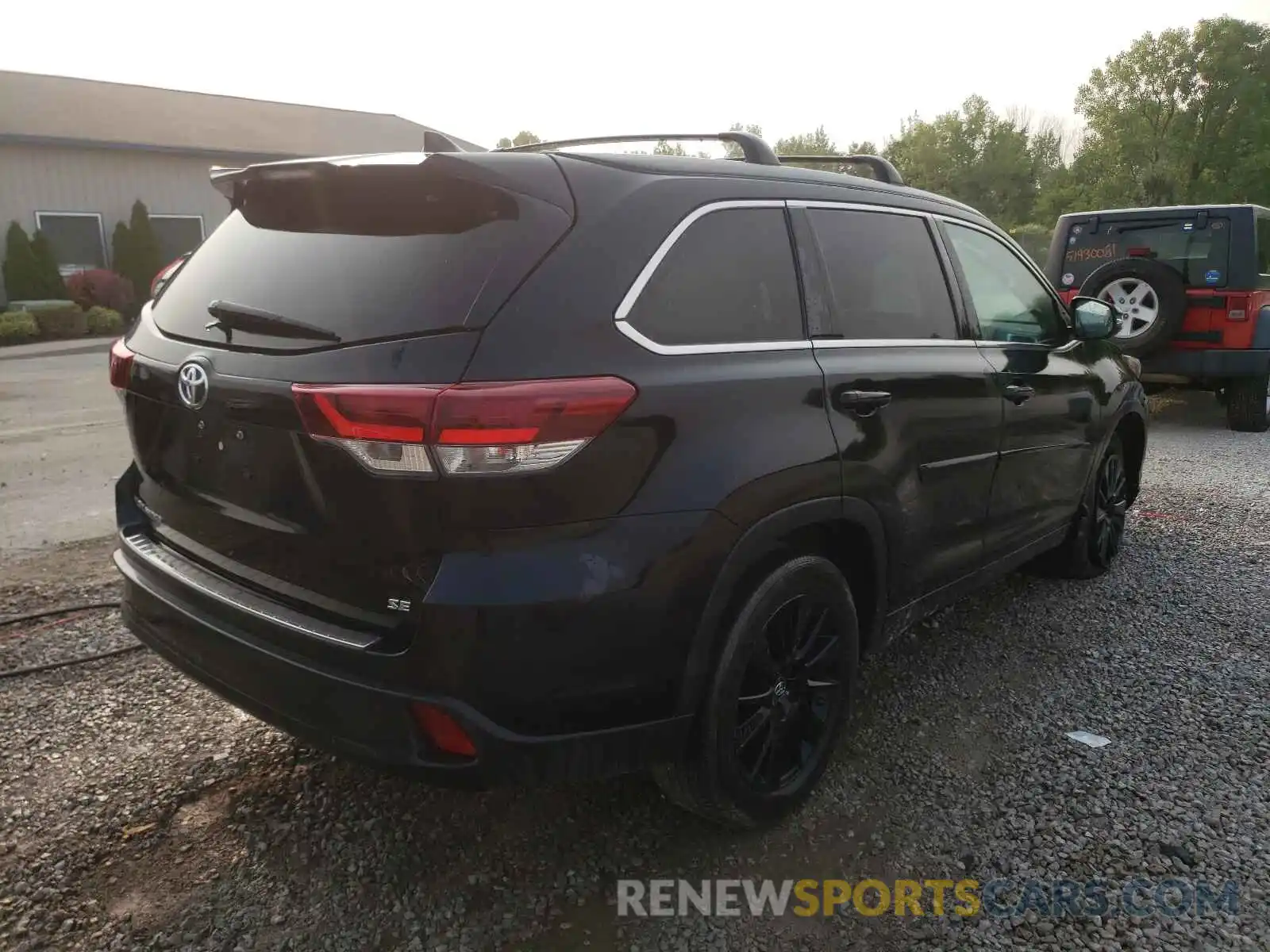 4 Photograph of a damaged car 5TDKZRFH0KS564618 TOYOTA HIGHLANDER 2019