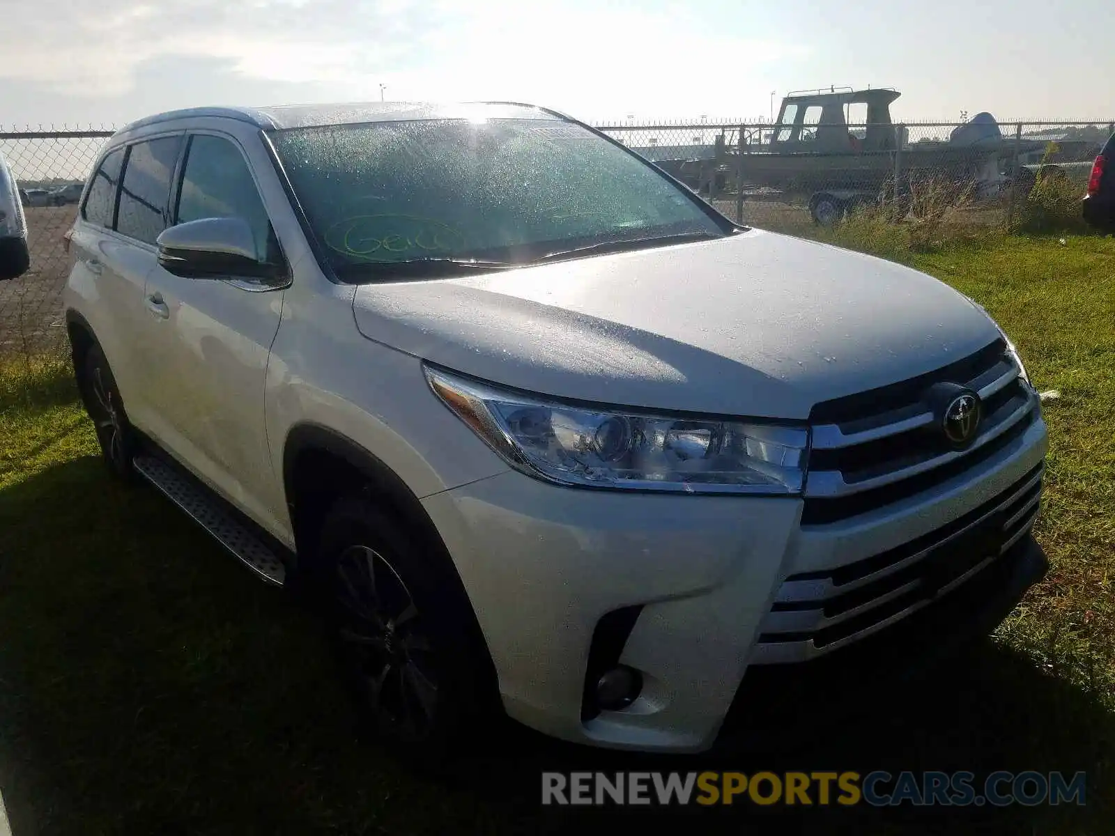 1 Photograph of a damaged car 5TDKZRFH0KS565221 TOYOTA HIGHLANDER 2019