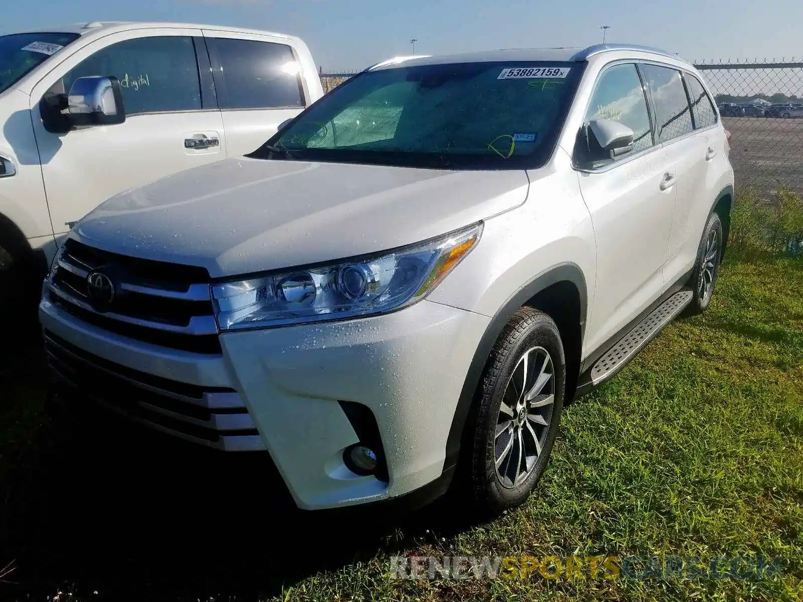 2 Photograph of a damaged car 5TDKZRFH0KS565221 TOYOTA HIGHLANDER 2019