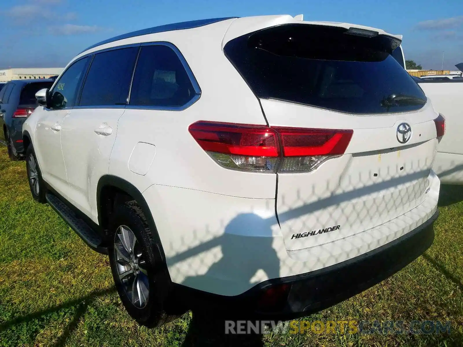 3 Photograph of a damaged car 5TDKZRFH0KS565221 TOYOTA HIGHLANDER 2019