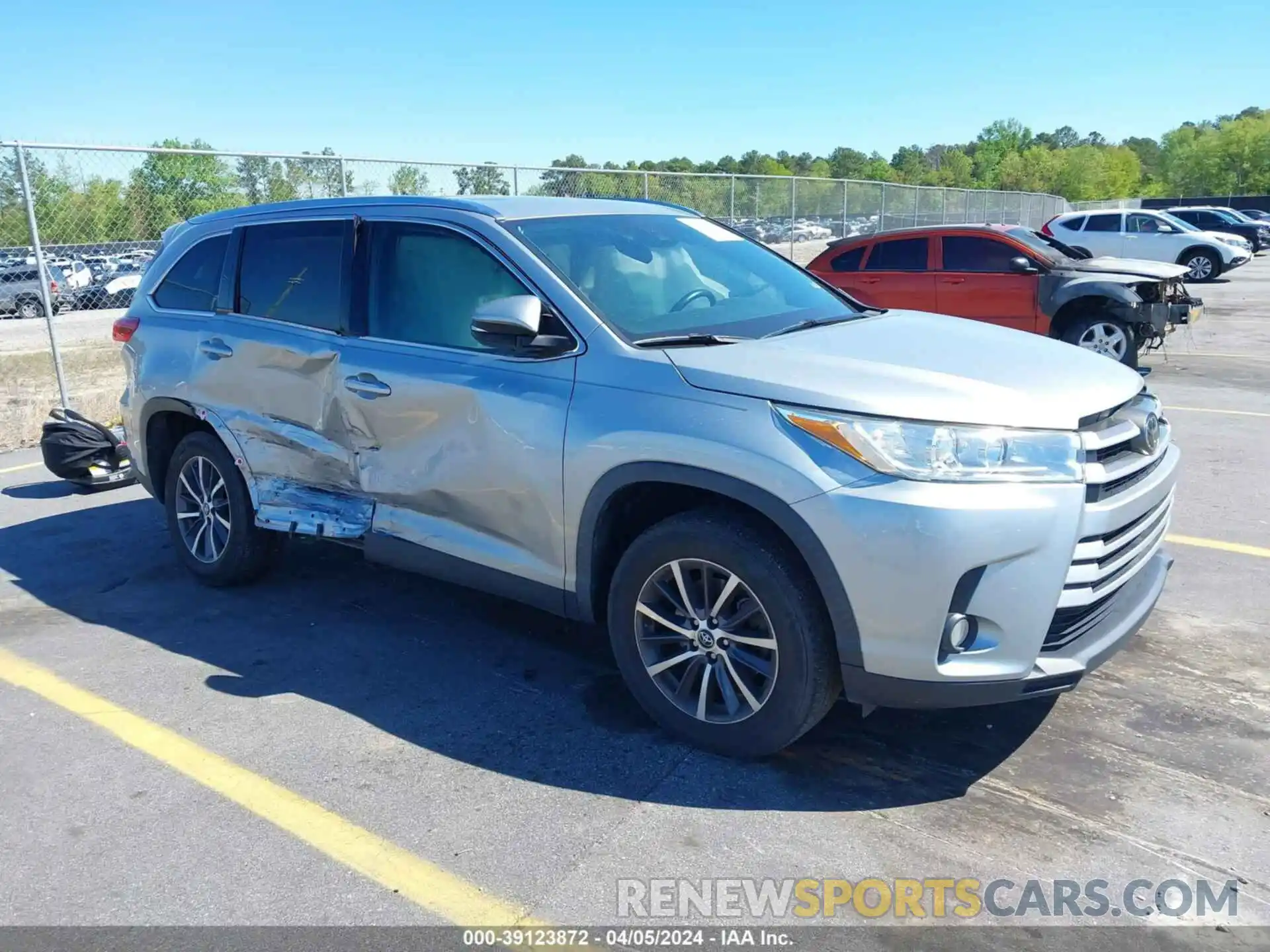 1 Photograph of a damaged car 5TDKZRFH0KS565994 TOYOTA HIGHLANDER 2019