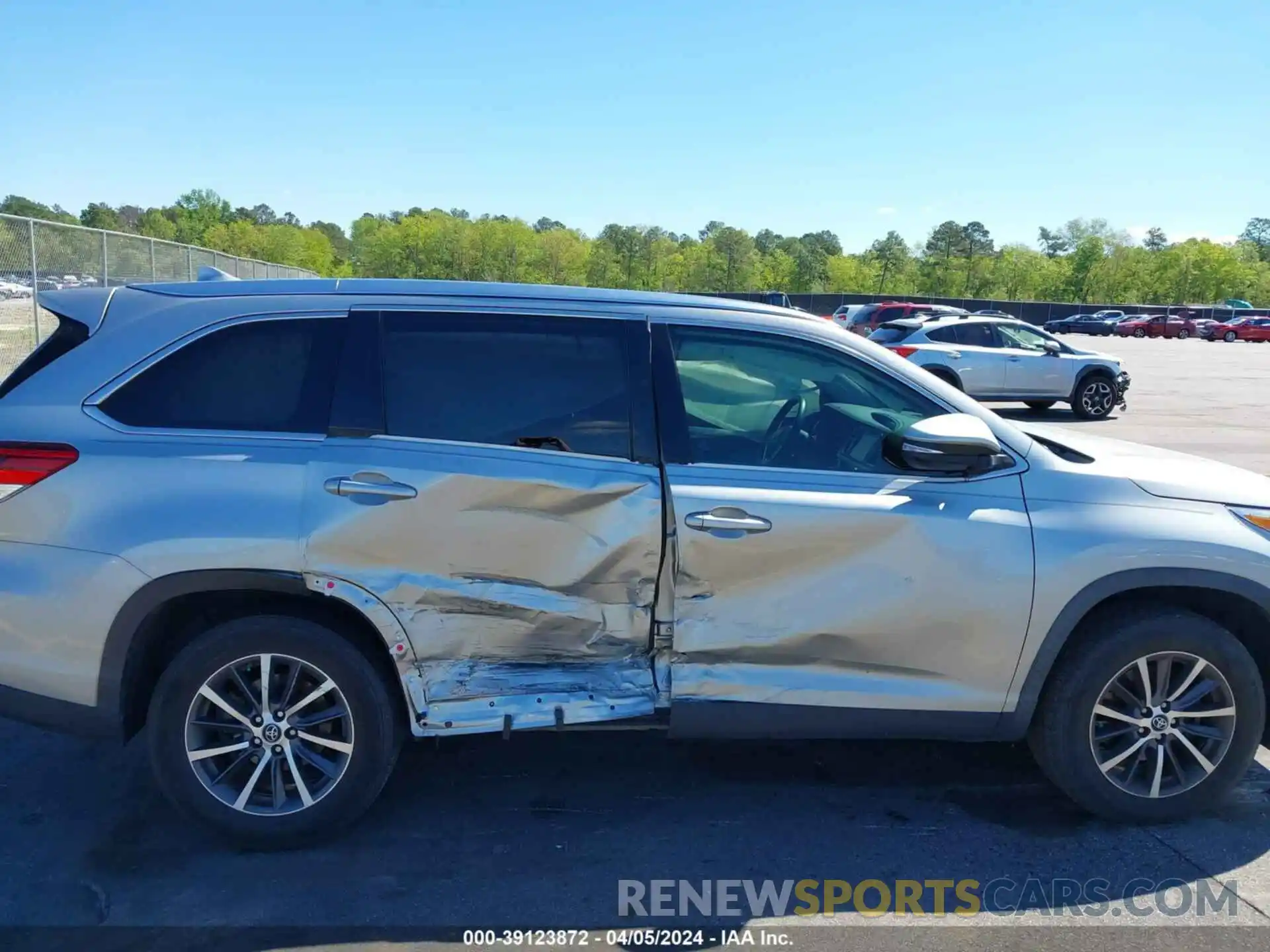 12 Photograph of a damaged car 5TDKZRFH0KS565994 TOYOTA HIGHLANDER 2019