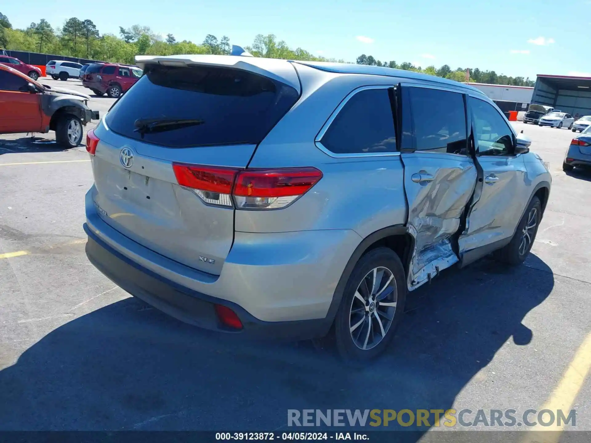 4 Photograph of a damaged car 5TDKZRFH0KS565994 TOYOTA HIGHLANDER 2019