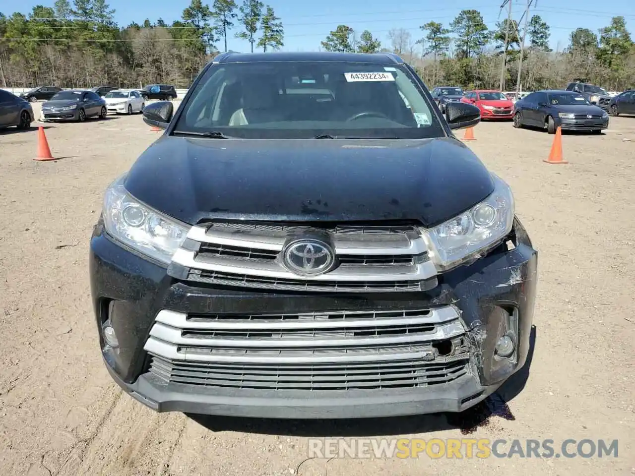 5 Photograph of a damaged car 5TDKZRFH0KS570242 TOYOTA HIGHLANDER 2019