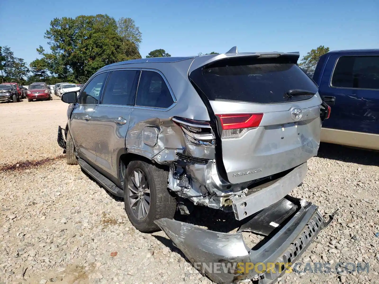 3 Photograph of a damaged car 5TDKZRFH0KS570256 TOYOTA HIGHLANDER 2019