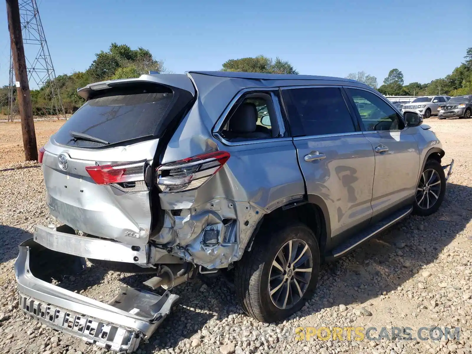 4 Photograph of a damaged car 5TDKZRFH0KS570256 TOYOTA HIGHLANDER 2019