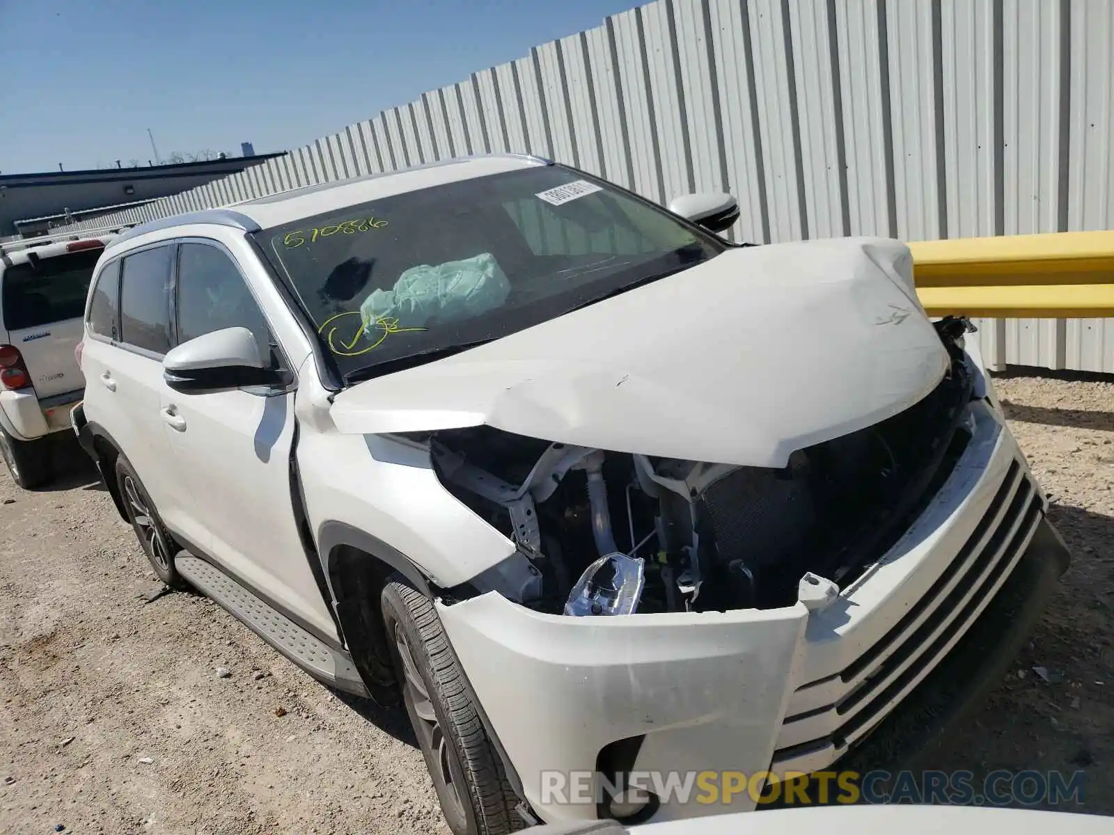 1 Photograph of a damaged car 5TDKZRFH0KS570886 TOYOTA HIGHLANDER 2019