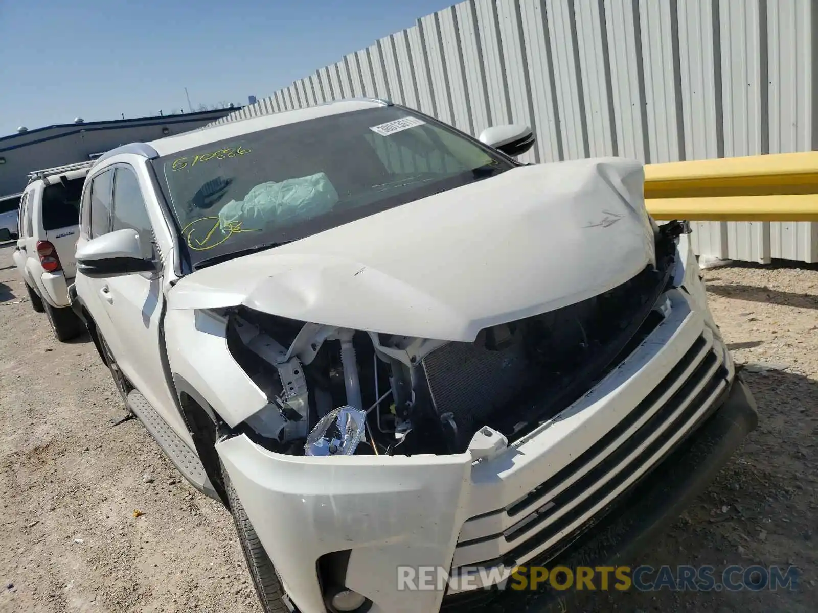 9 Photograph of a damaged car 5TDKZRFH0KS570886 TOYOTA HIGHLANDER 2019