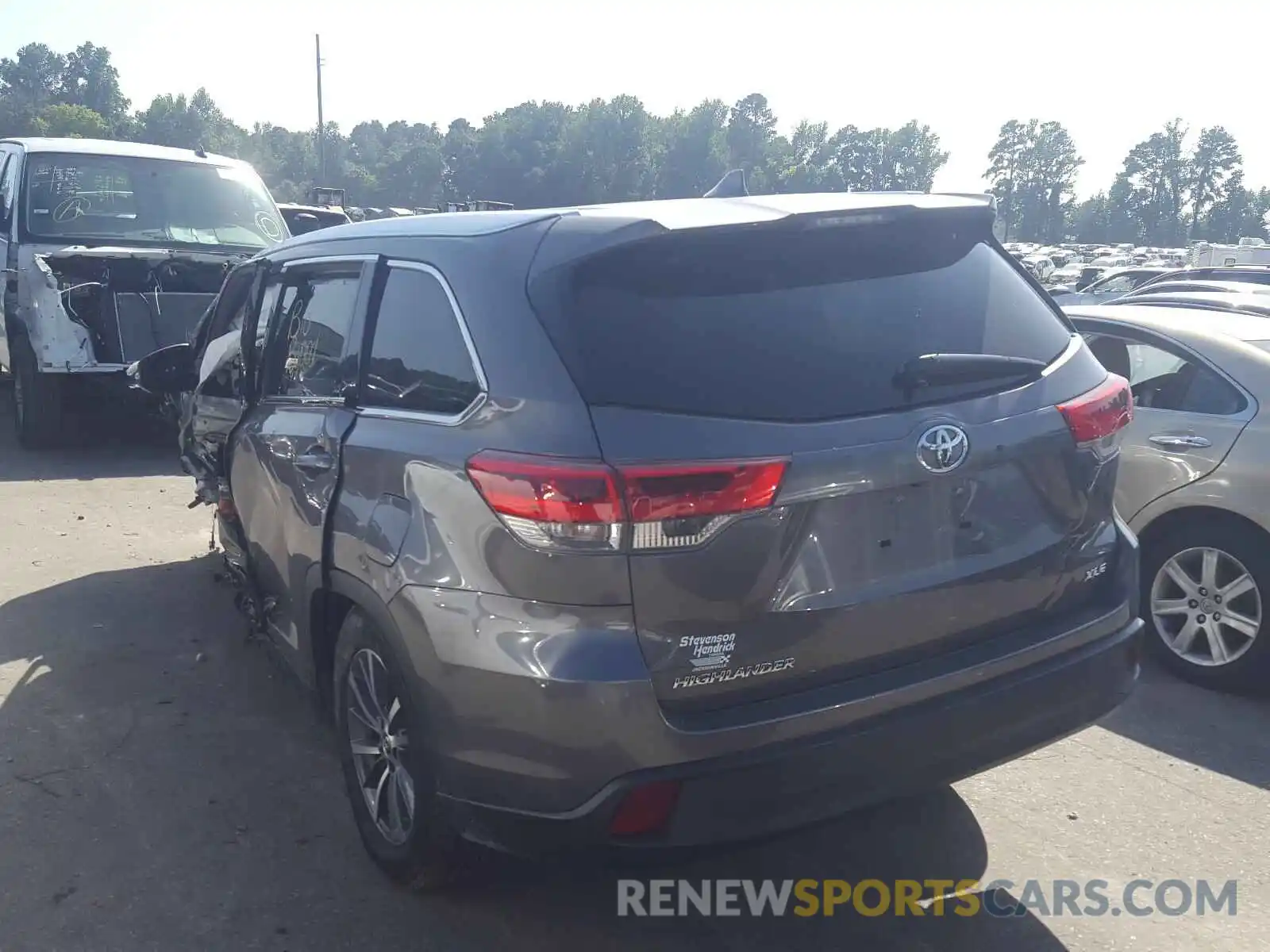 3 Фотография поврежденного автомобиля 5TDKZRFH0KS572587 TOYOTA HIGHLANDER 2019