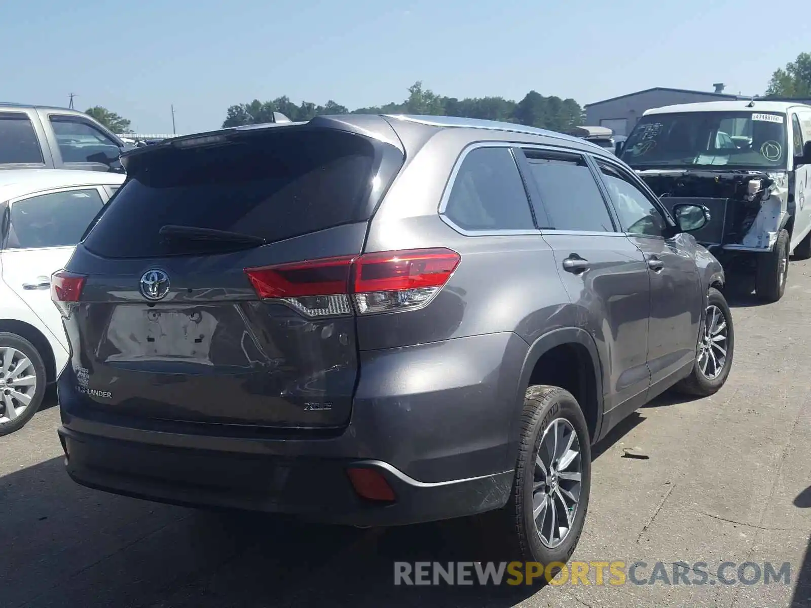 4 Photograph of a damaged car 5TDKZRFH0KS572587 TOYOTA HIGHLANDER 2019