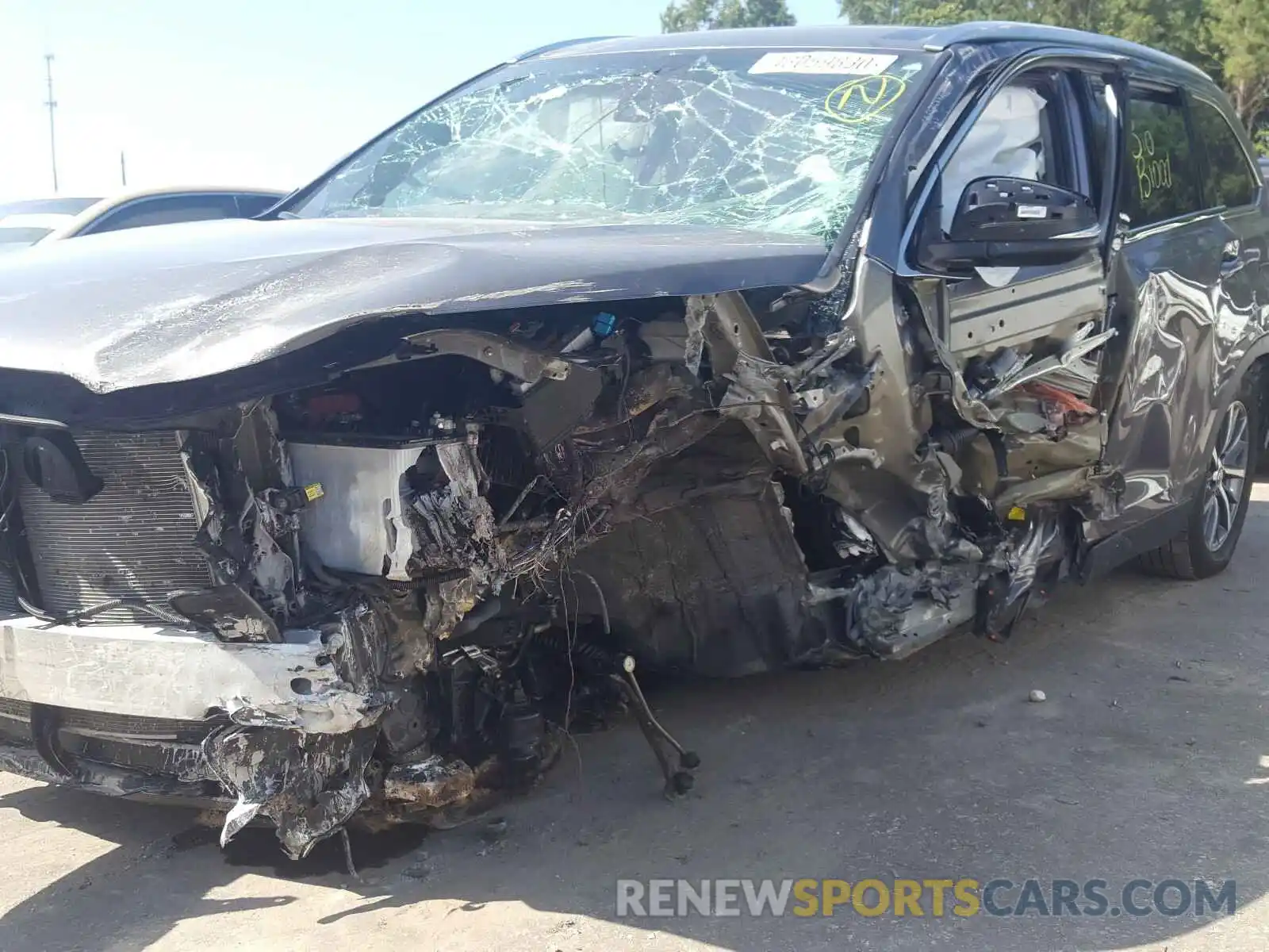 9 Photograph of a damaged car 5TDKZRFH0KS572587 TOYOTA HIGHLANDER 2019