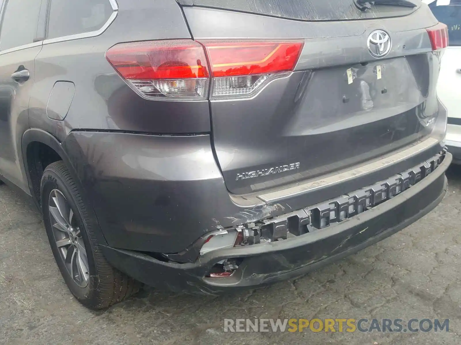 9 Photograph of a damaged car 5TDKZRFH0KS574565 TOYOTA HIGHLANDER 2019