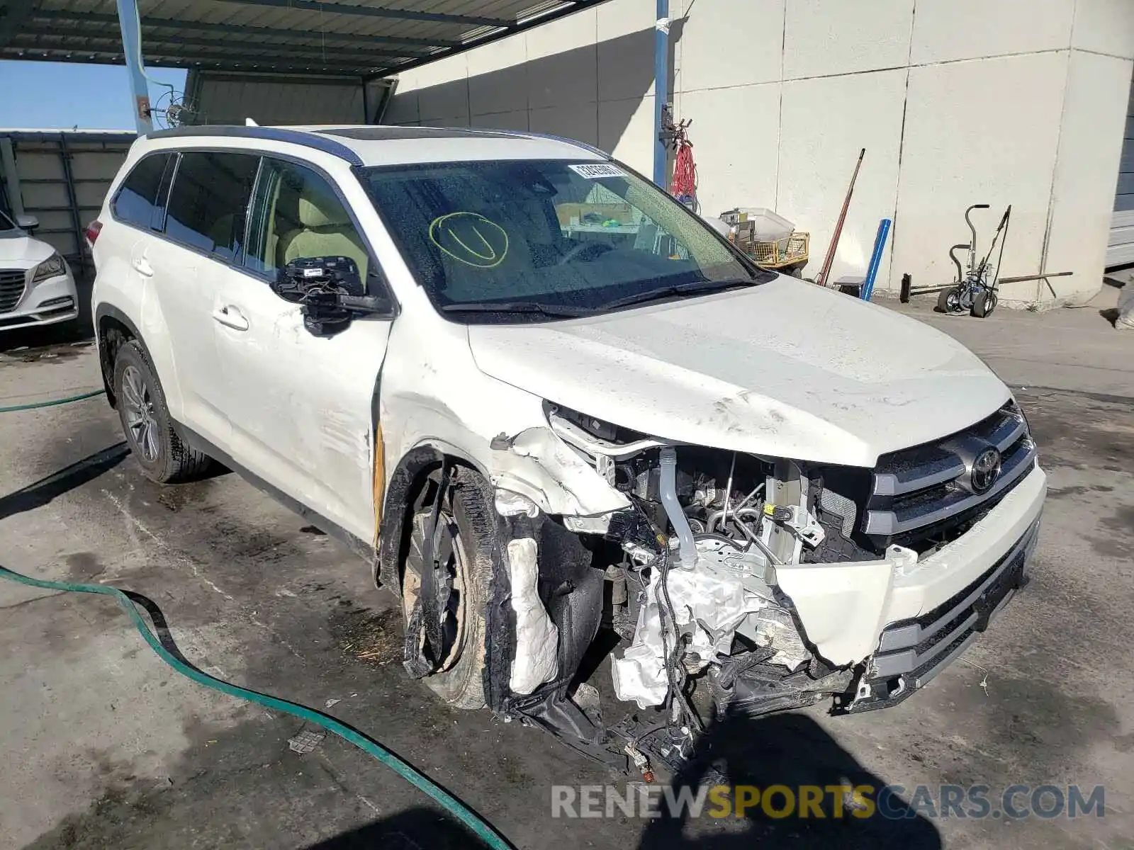 1 Photograph of a damaged car 5TDKZRFH0KS574825 TOYOTA HIGHLANDER 2019