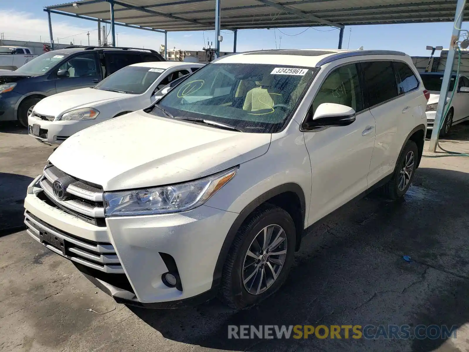 2 Photograph of a damaged car 5TDKZRFH0KS574825 TOYOTA HIGHLANDER 2019