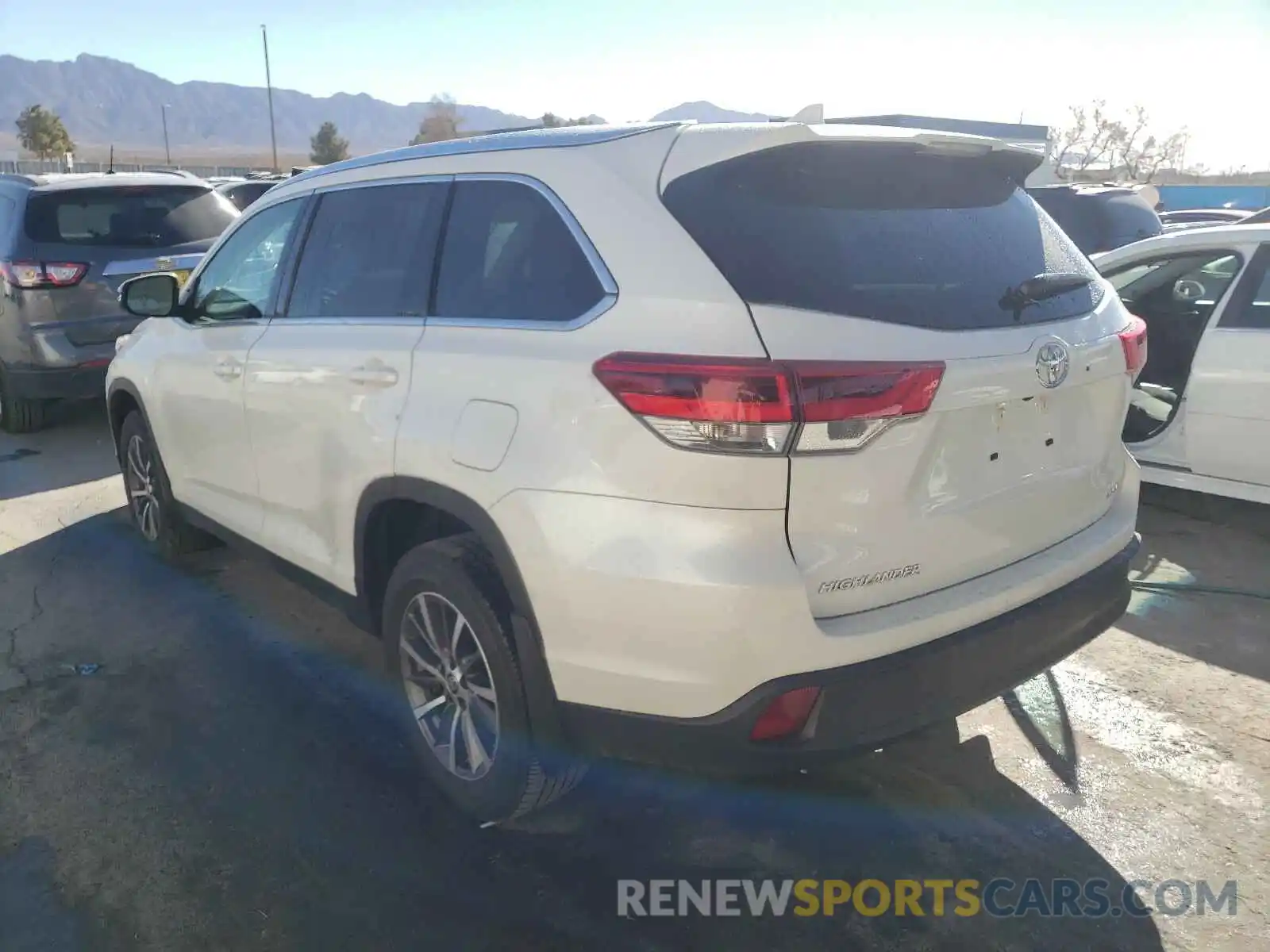 3 Photograph of a damaged car 5TDKZRFH0KS574825 TOYOTA HIGHLANDER 2019