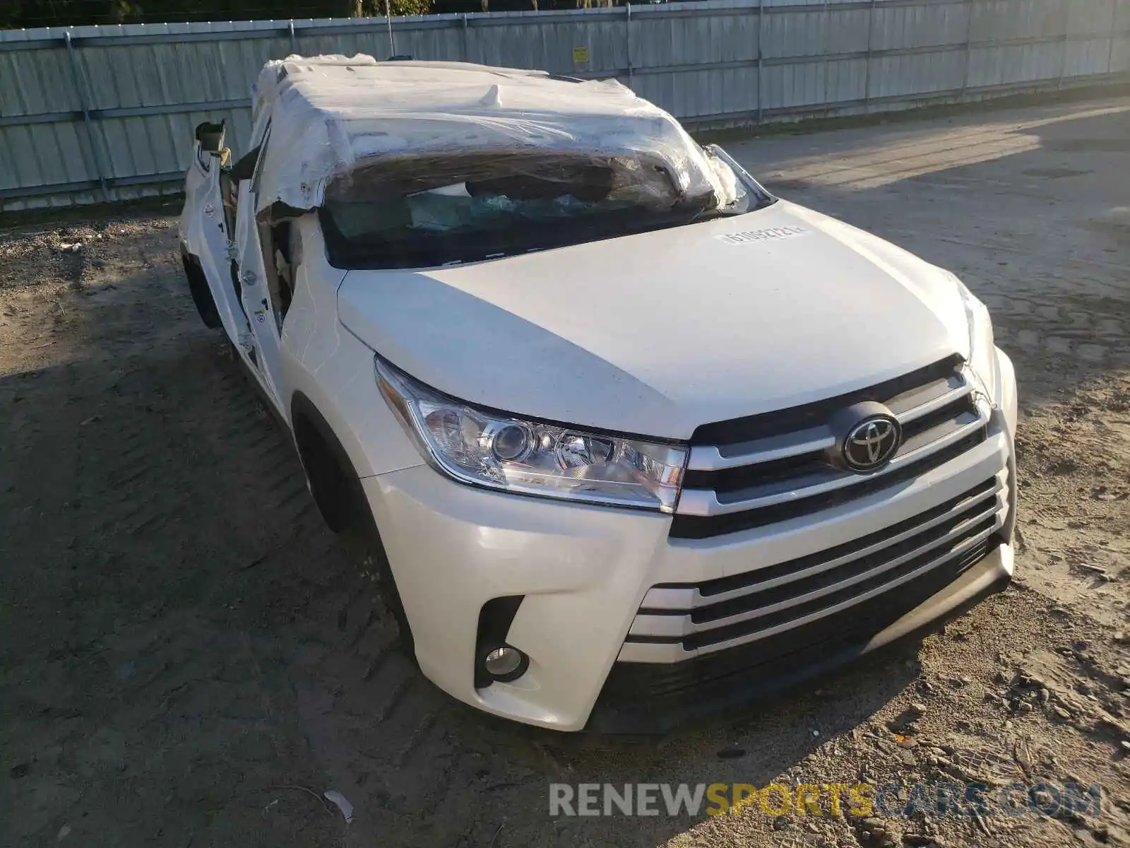 1 Photograph of a damaged car 5TDKZRFH0KS575019 TOYOTA HIGHLANDER 2019