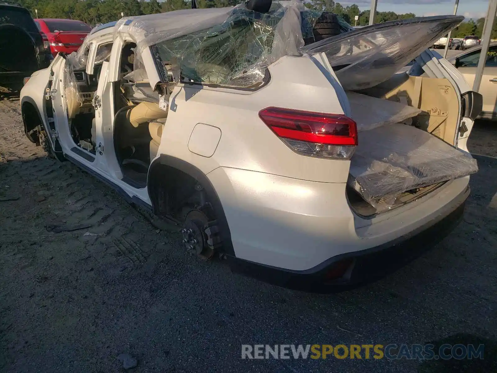 3 Photograph of a damaged car 5TDKZRFH0KS575019 TOYOTA HIGHLANDER 2019