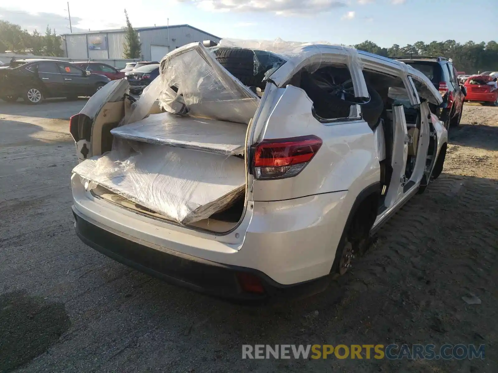 4 Photograph of a damaged car 5TDKZRFH0KS575019 TOYOTA HIGHLANDER 2019