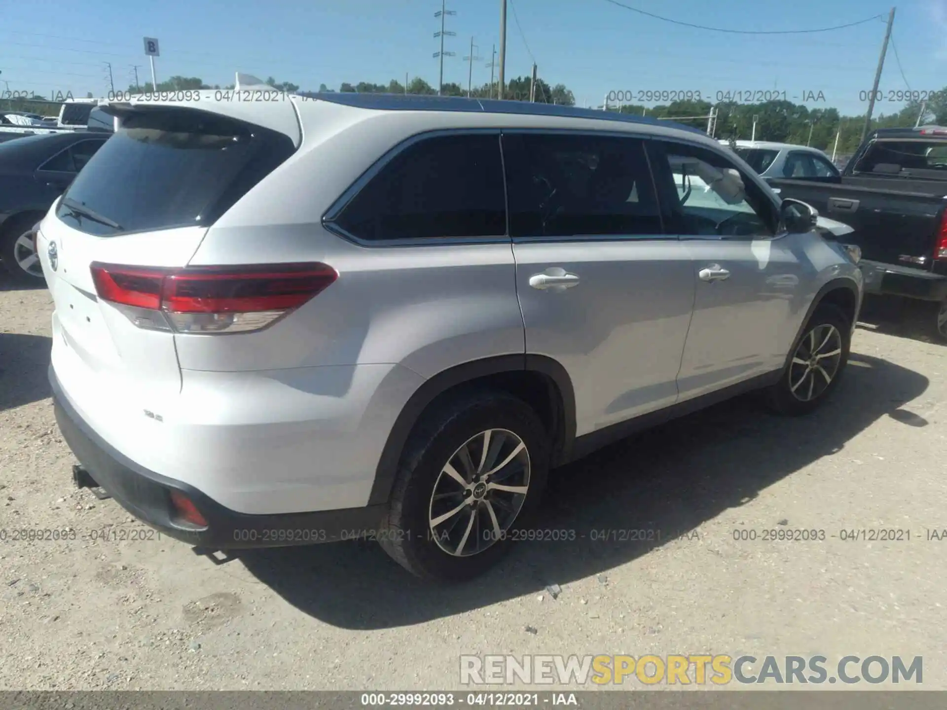 4 Photograph of a damaged car 5TDKZRFH1KS300159 TOYOTA HIGHLANDER 2019