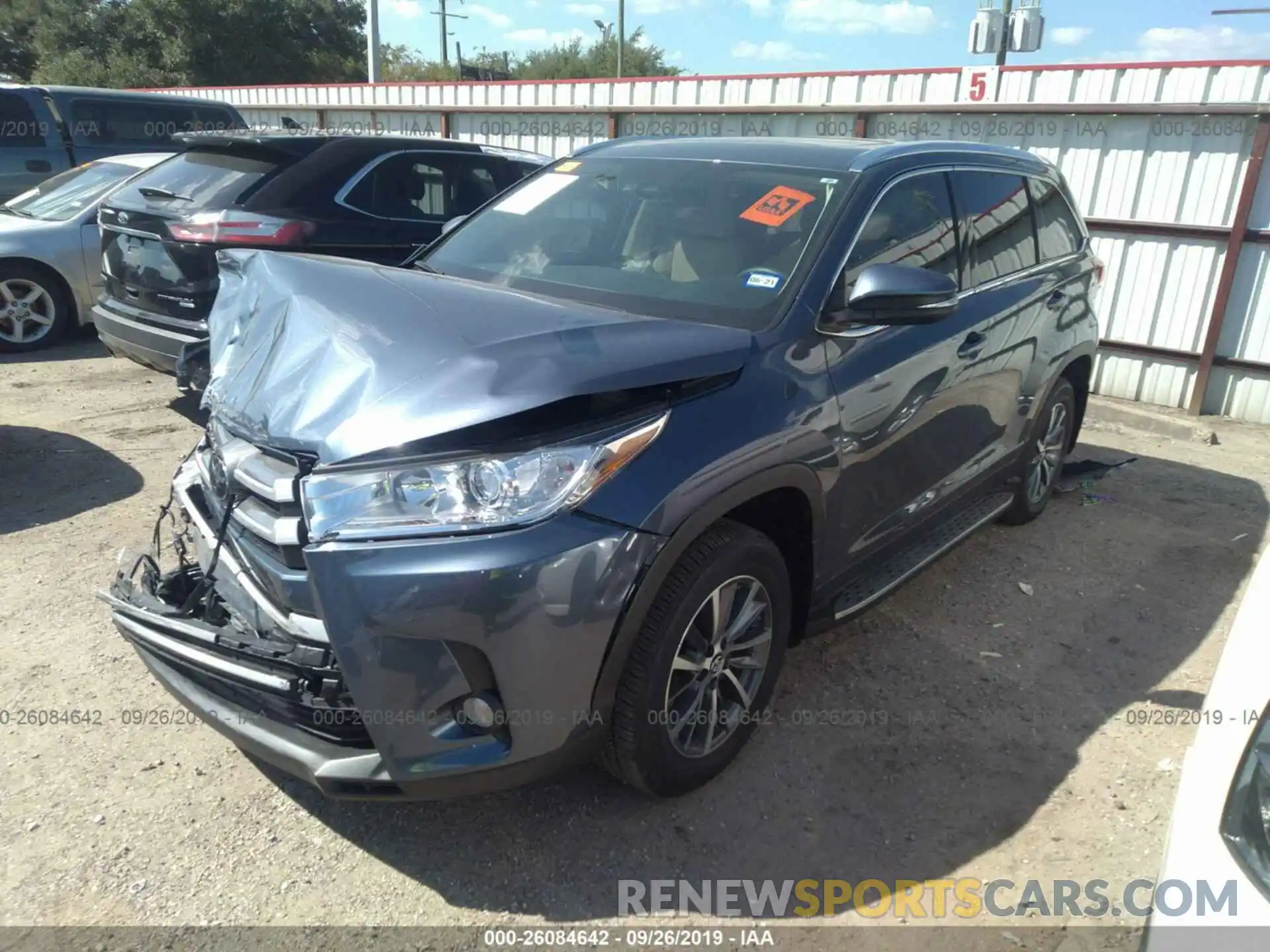 2 Photograph of a damaged car 5TDKZRFH1KS301960 TOYOTA HIGHLANDER 2019