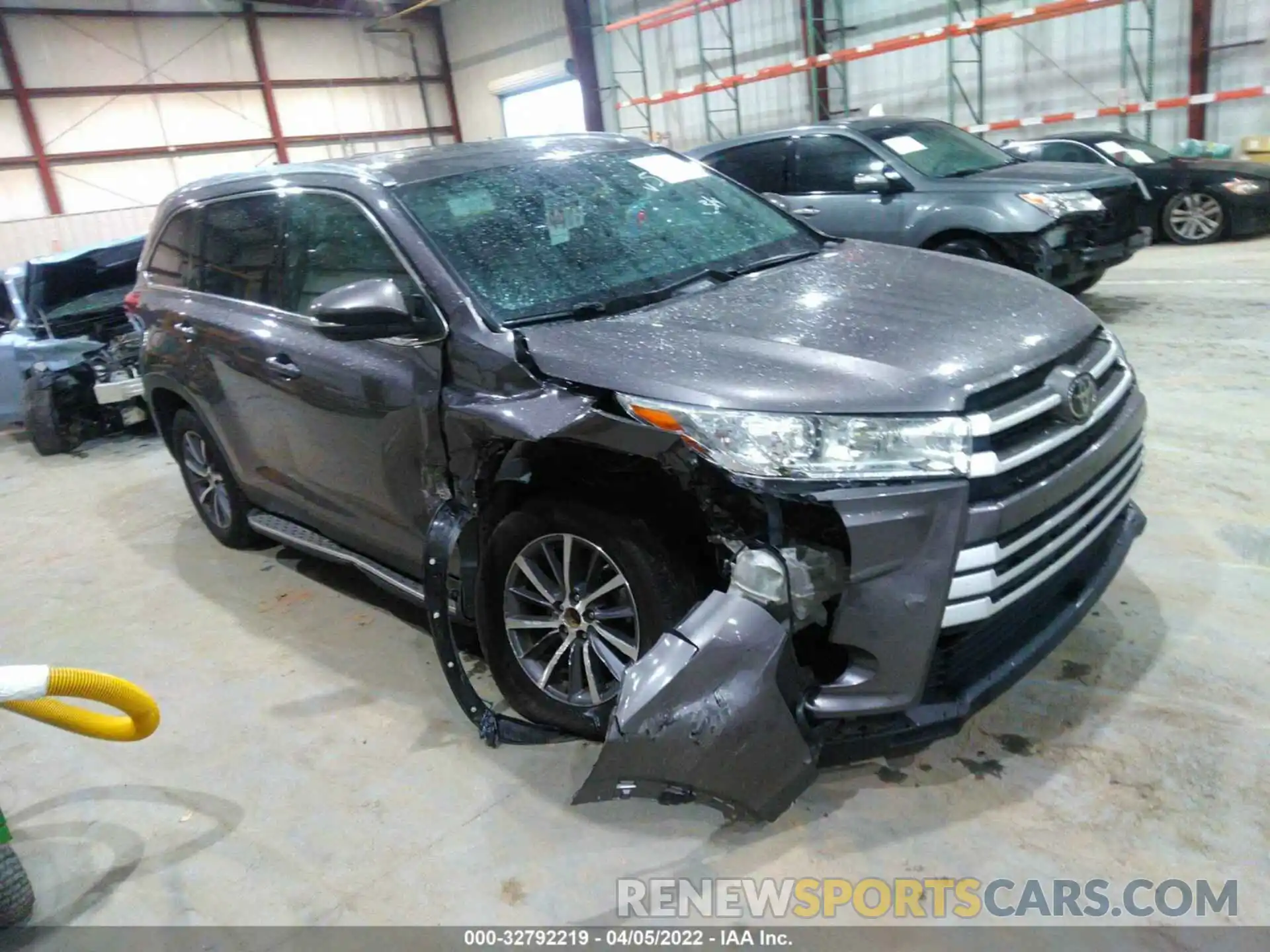 1 Photograph of a damaged car 5TDKZRFH1KS305801 TOYOTA HIGHLANDER 2019