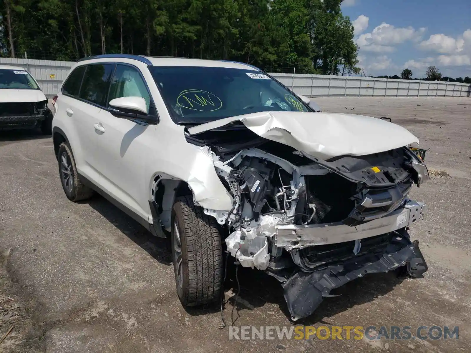 1 Photograph of a damaged car 5TDKZRFH1KS306463 TOYOTA HIGHLANDER 2019