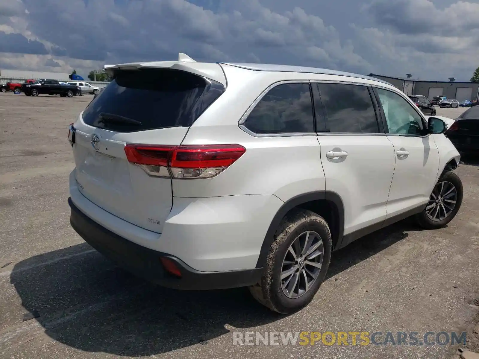 4 Photograph of a damaged car 5TDKZRFH1KS306463 TOYOTA HIGHLANDER 2019