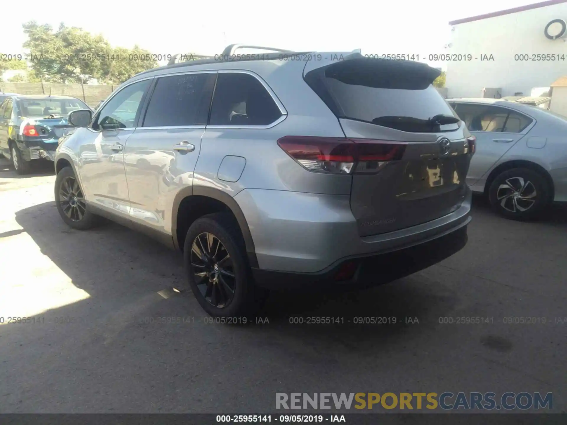 3 Photograph of a damaged car 5TDKZRFH1KS309623 TOYOTA HIGHLANDER 2019