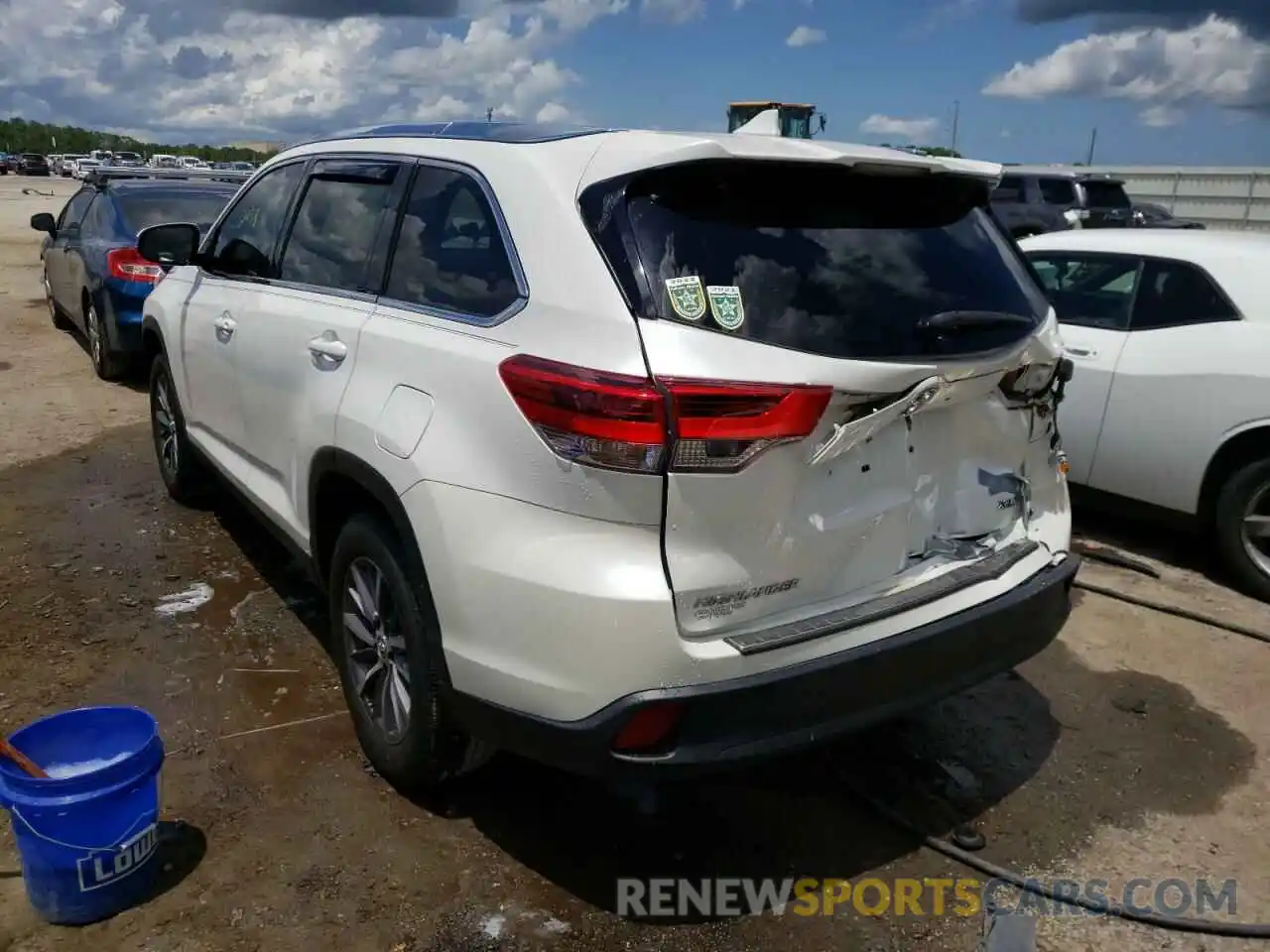 3 Фотография поврежденного автомобиля 5TDKZRFH1KS317379 TOYOTA HIGHLANDER 2019