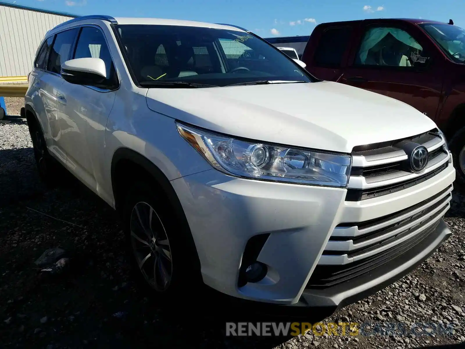 1 Photograph of a damaged car 5TDKZRFH1KS324641 TOYOTA HIGHLANDER 2019