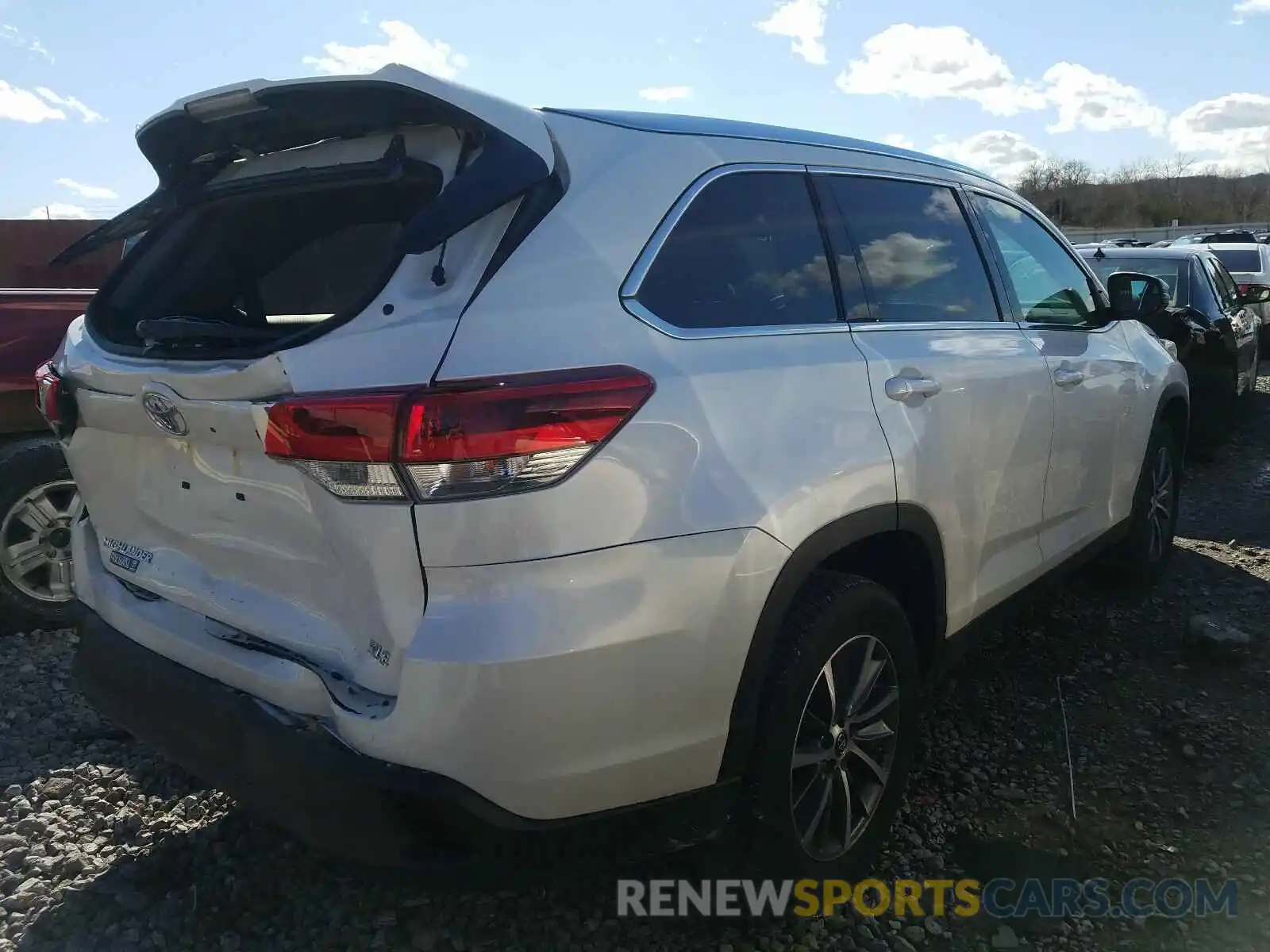 4 Photograph of a damaged car 5TDKZRFH1KS324641 TOYOTA HIGHLANDER 2019