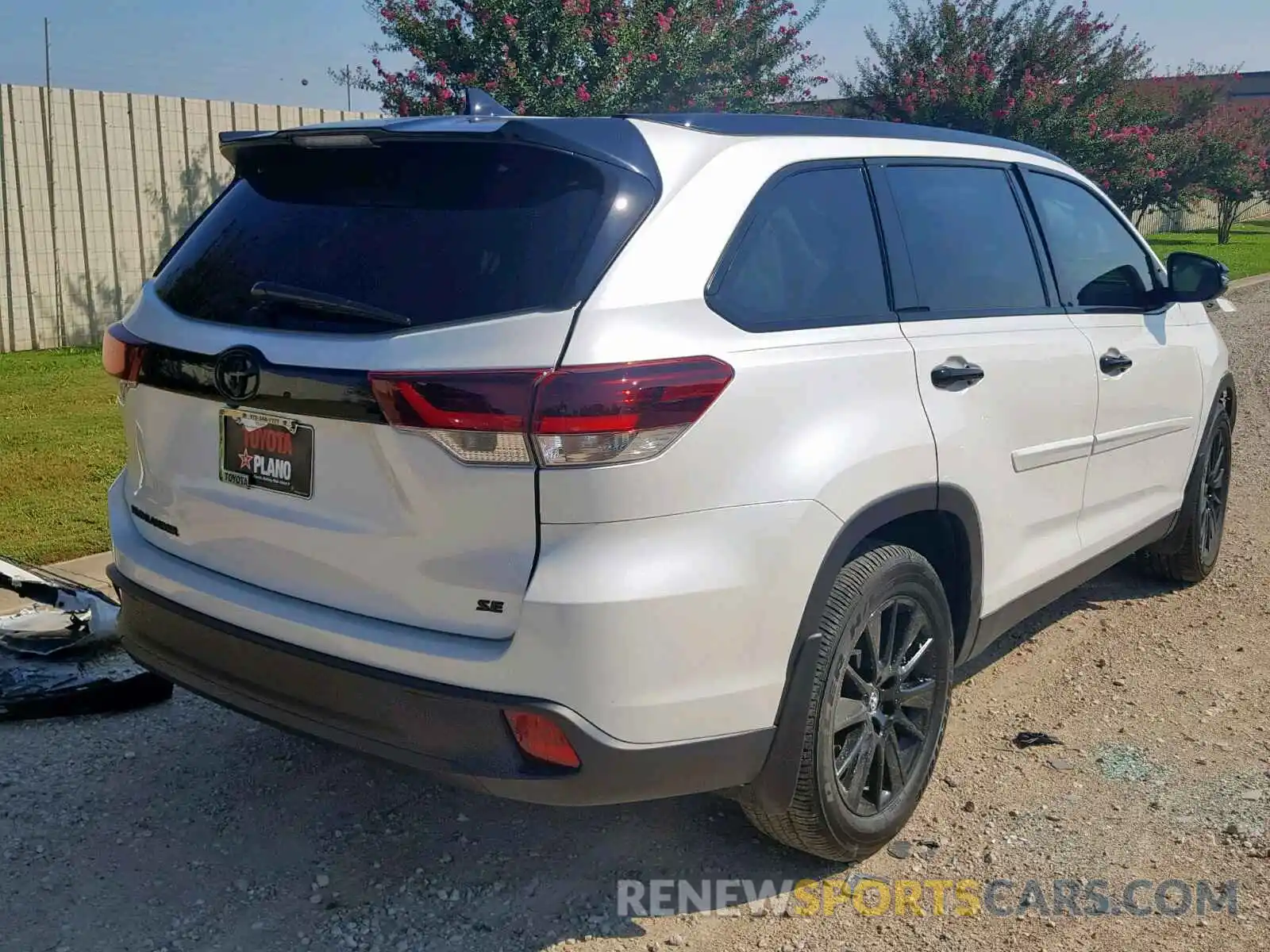 4 Photograph of a damaged car 5TDKZRFH1KS328673 TOYOTA HIGHLANDER 2019