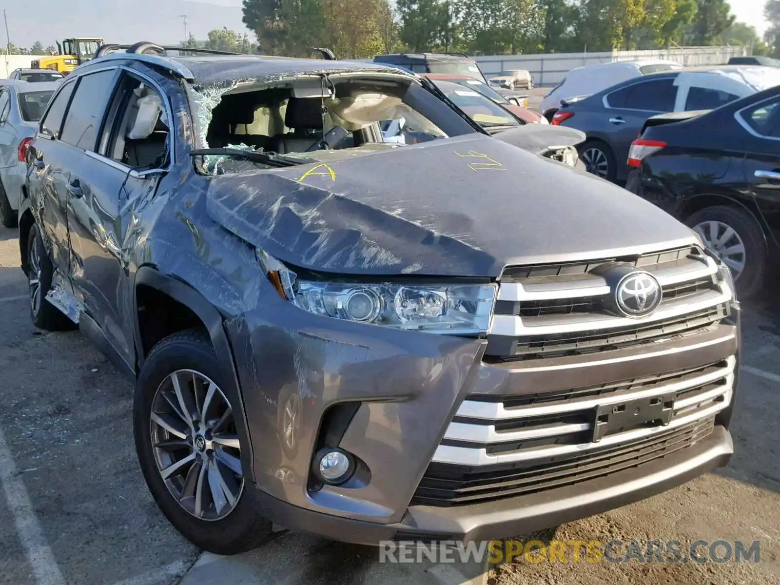 1 Photograph of a damaged car 5TDKZRFH1KS332321 TOYOTA HIGHLANDER 2019