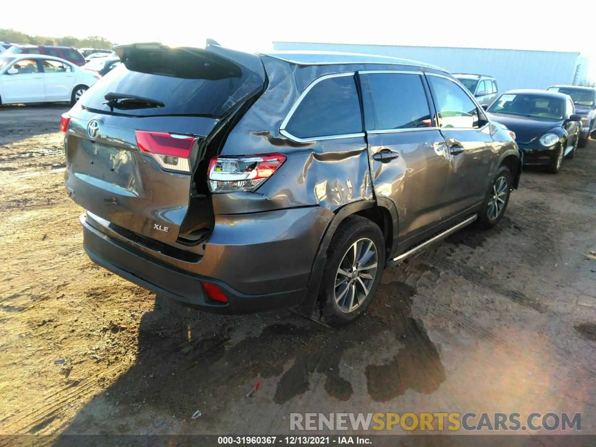 4 Photograph of a damaged car 5TDKZRFH1KS355016 TOYOTA HIGHLANDER 2019