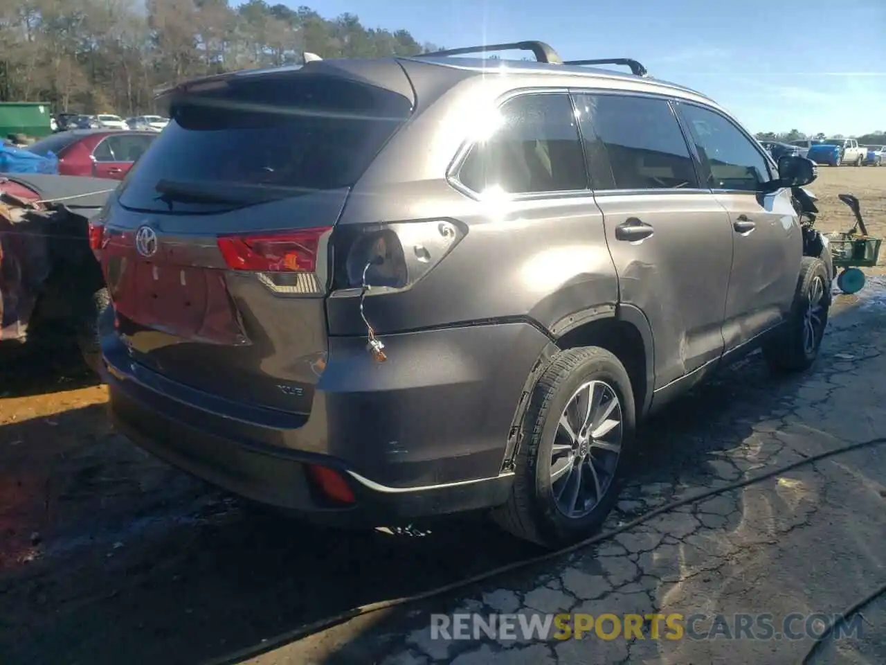 4 Photograph of a damaged car 5TDKZRFH1KS551621 TOYOTA HIGHLANDER 2019