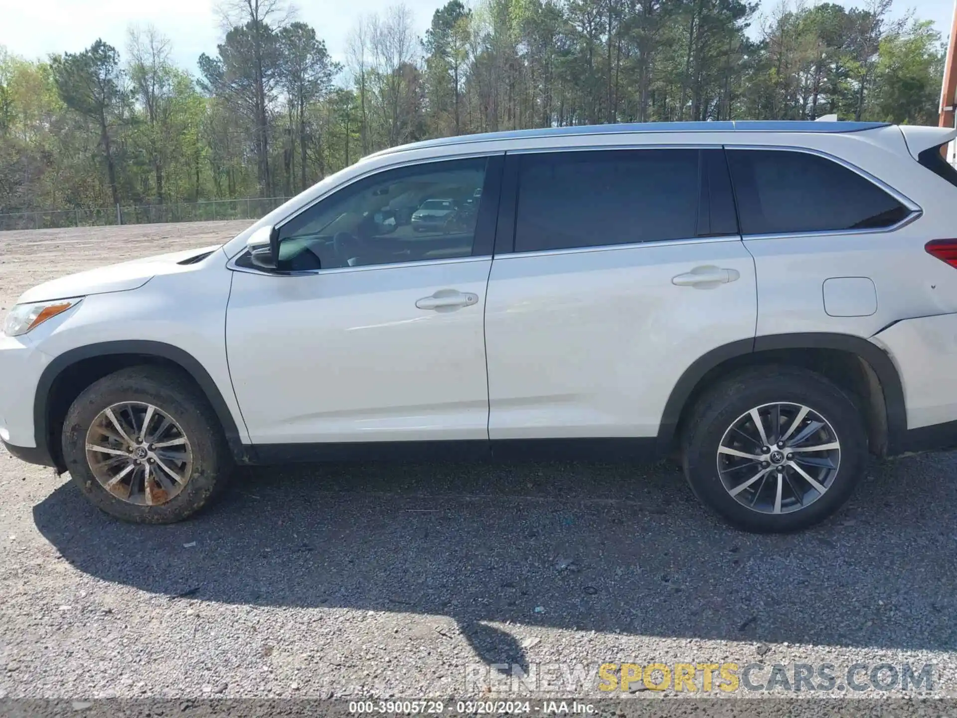 14 Photograph of a damaged car 5TDKZRFH1KS552025 TOYOTA HIGHLANDER 2019