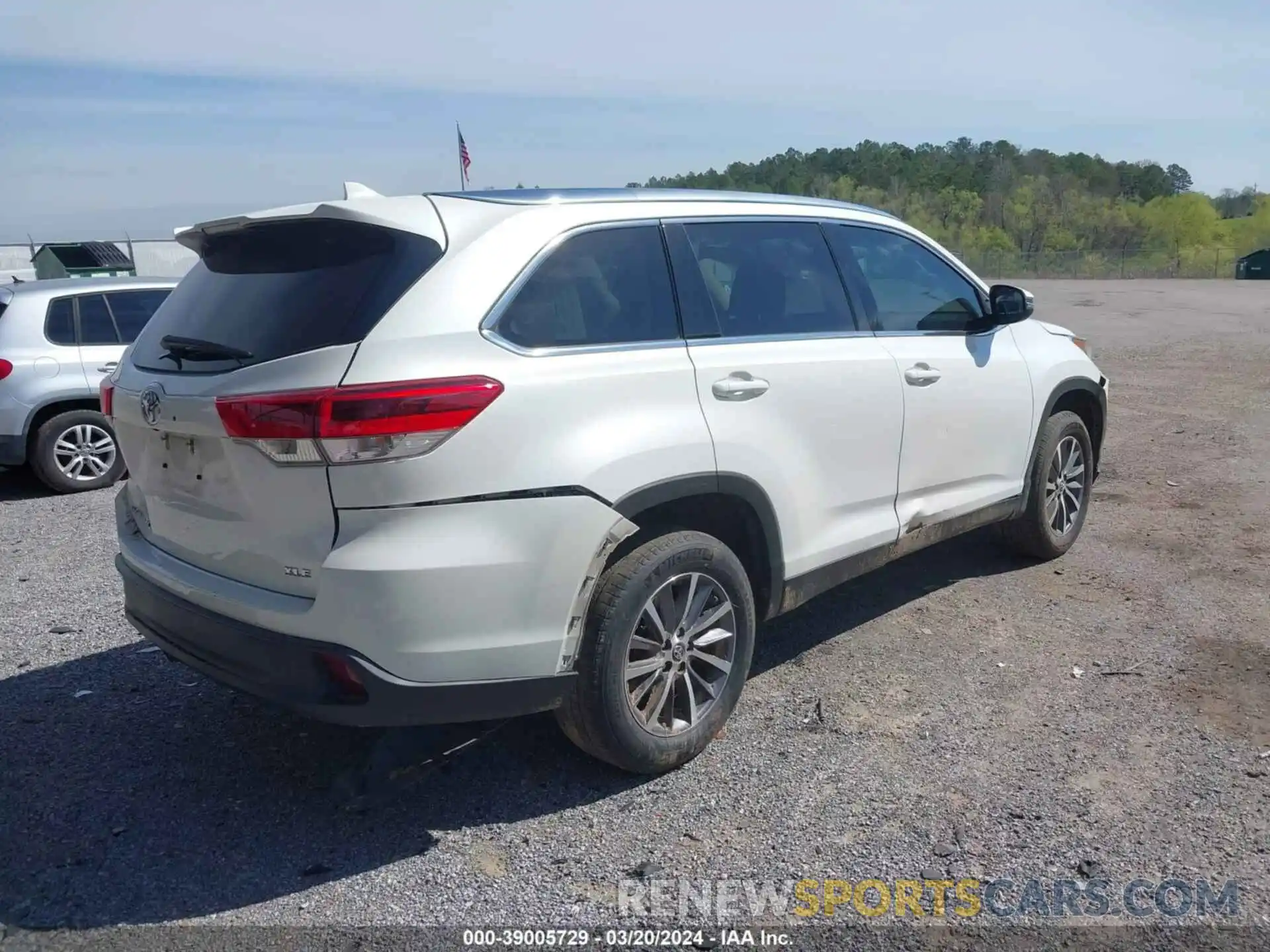 4 Photograph of a damaged car 5TDKZRFH1KS552025 TOYOTA HIGHLANDER 2019