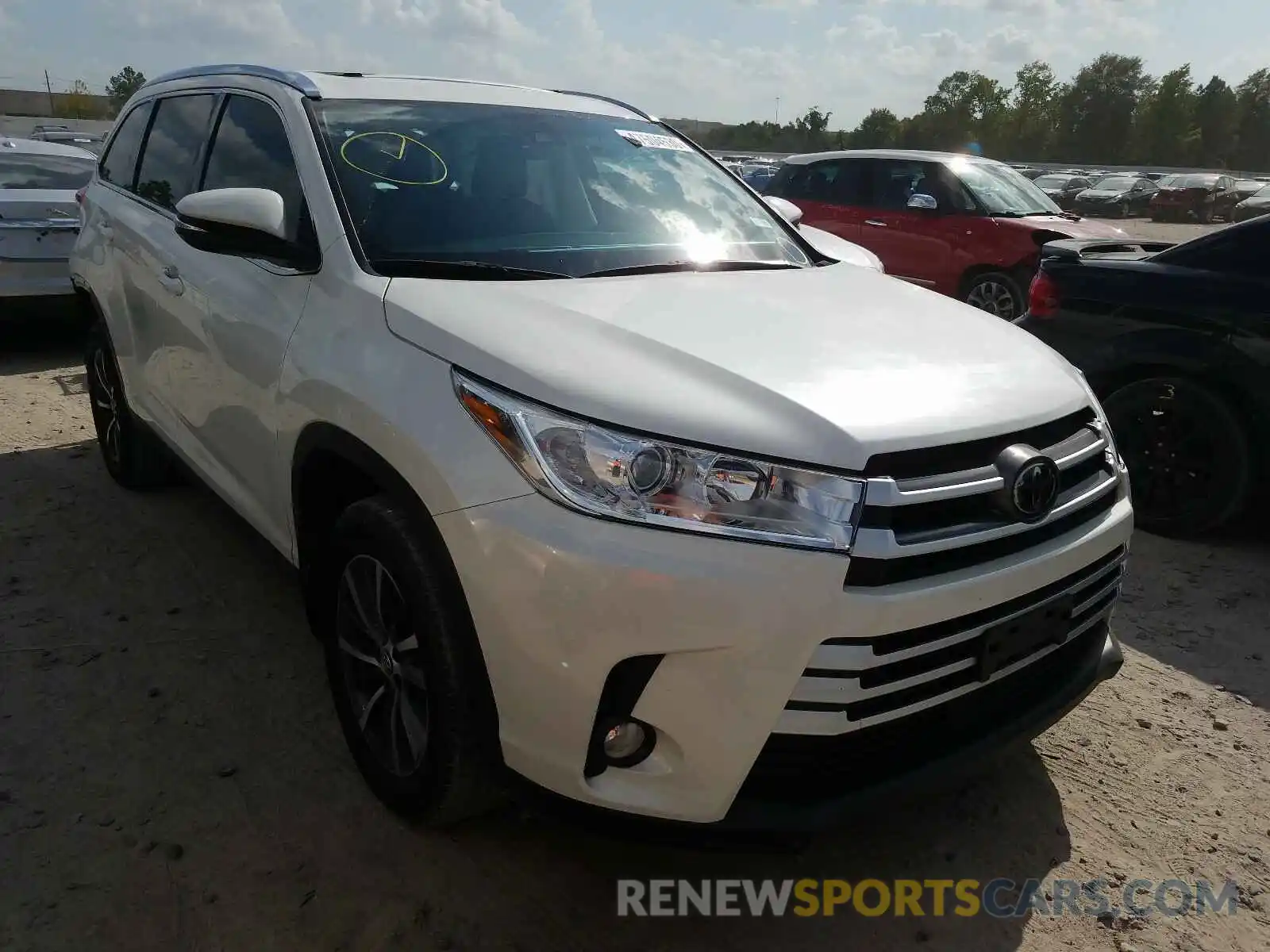 1 Photograph of a damaged car 5TDKZRFH1KS552168 TOYOTA HIGHLANDER 2019