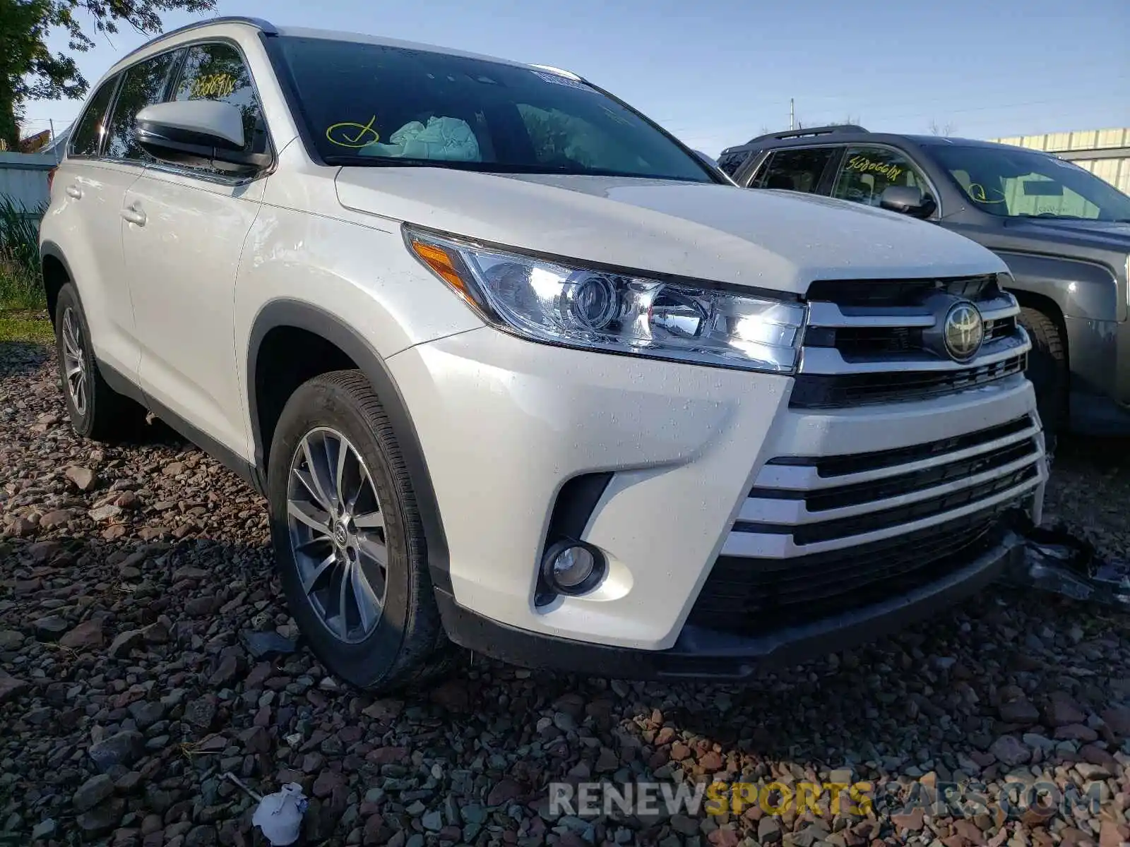 1 Photograph of a damaged car 5TDKZRFH1KS552378 TOYOTA HIGHLANDER 2019