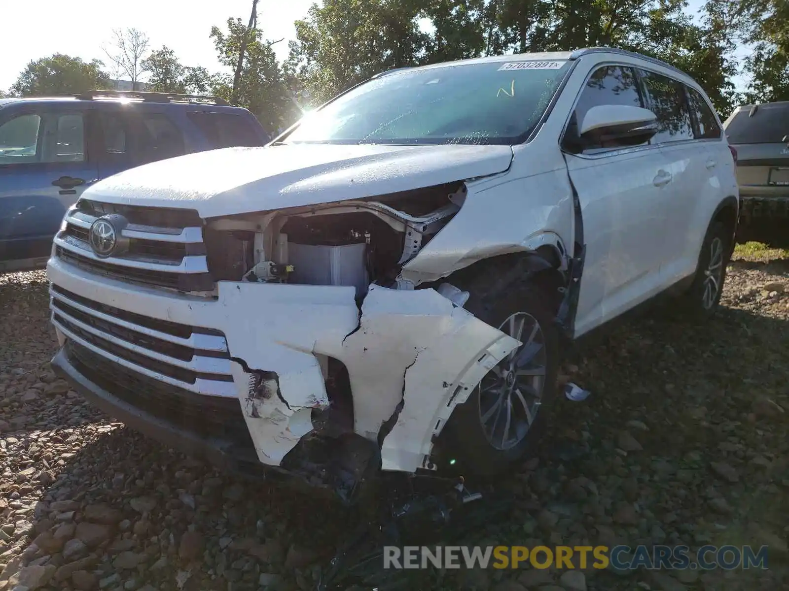 2 Photograph of a damaged car 5TDKZRFH1KS552378 TOYOTA HIGHLANDER 2019