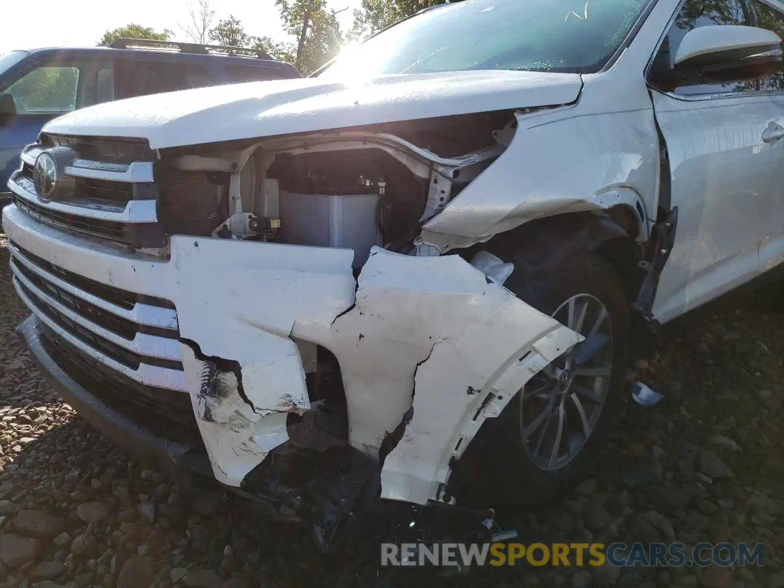 9 Photograph of a damaged car 5TDKZRFH1KS552378 TOYOTA HIGHLANDER 2019