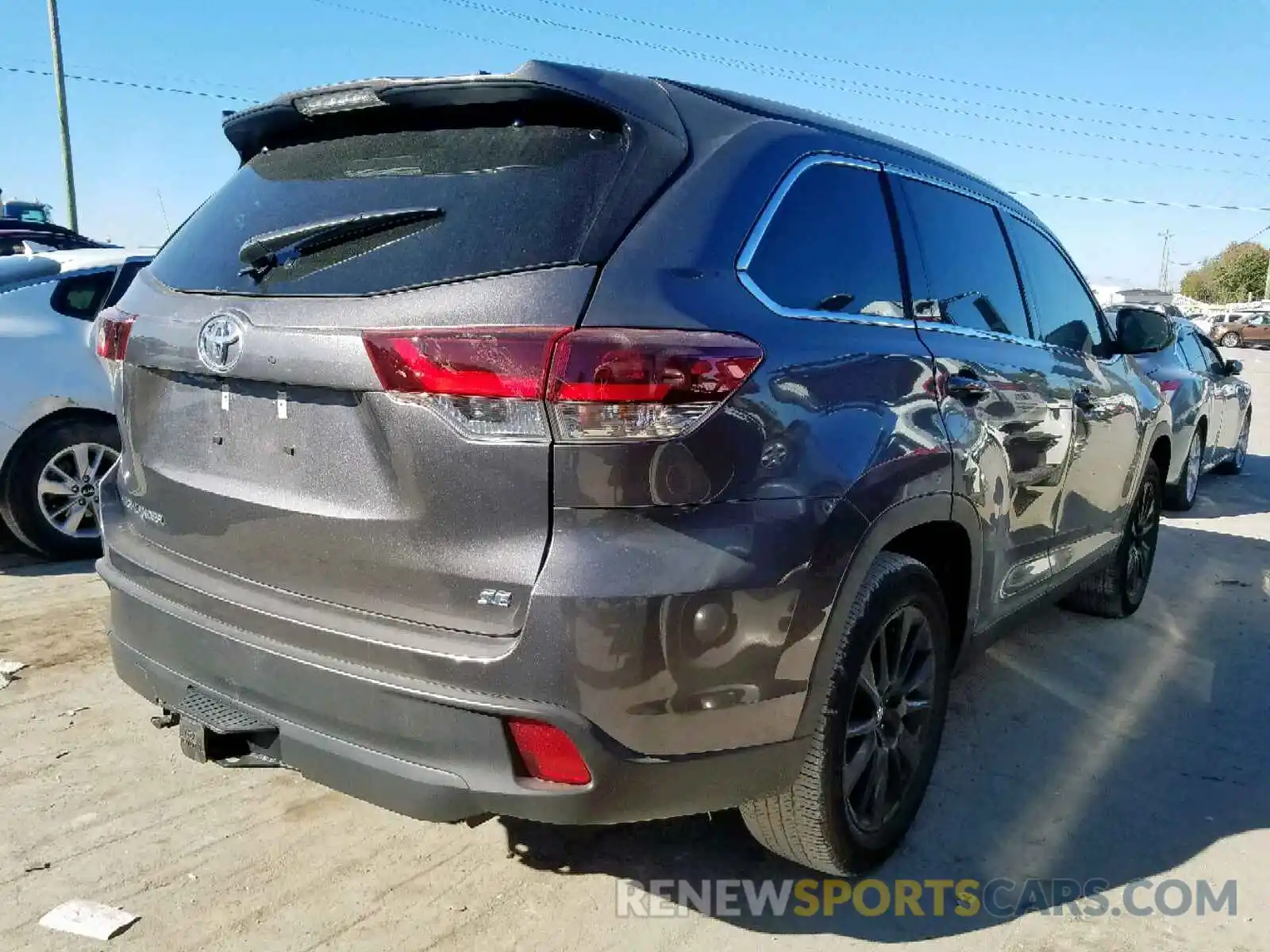 4 Photograph of a damaged car 5TDKZRFH1KS553692 TOYOTA HIGHLANDER 2019