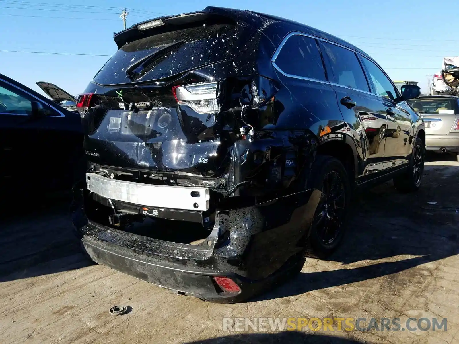 4 Photograph of a damaged car 5TDKZRFH1KS555006 TOYOTA HIGHLANDER 2019